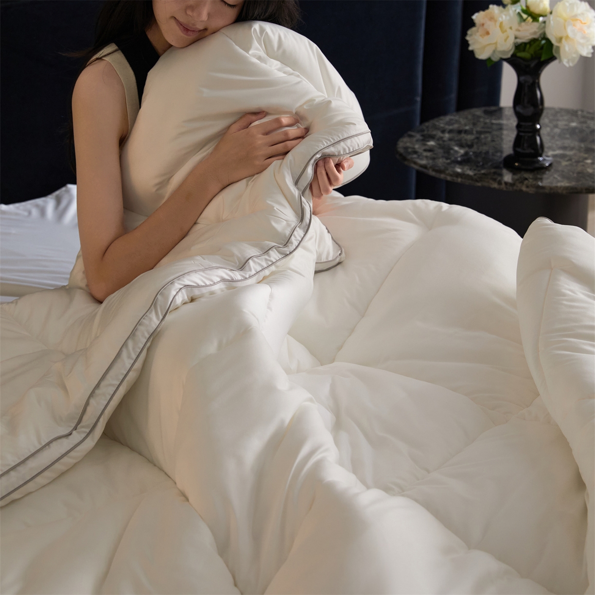 91家纺网 家纺一手货源 找家纺 头等舱 2025新款酒店款净植力抗菌 防螨 防霉 低致敏 立体秋冬被（模特图） 珍珠白