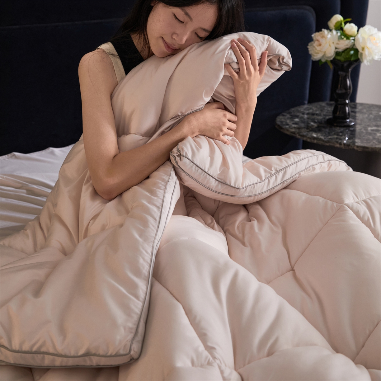 91家纺网 家纺一手货源 找家纺 头等舱 2025新款酒店款净植力抗菌 防螨 防霉 低致敏 立体秋冬被（模特图） 奶咖灰