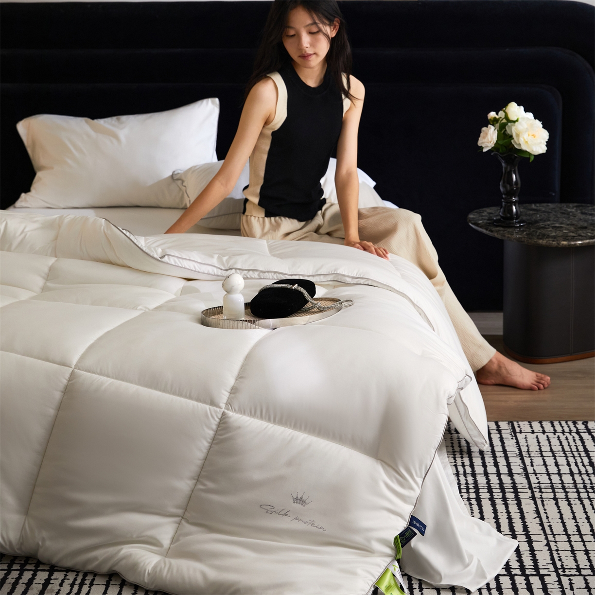 91家纺网 家纺一手货源 找家纺 头等舱 2025新款酒店款净植力抗菌 防螨 防霉 低致敏 立体秋冬被（模特图） 珍珠白