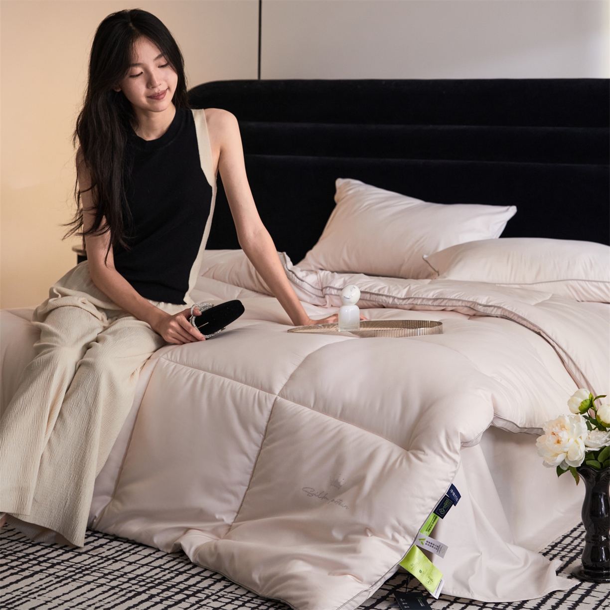 91家纺网 家纺一手货源 找家纺 头等舱 2025新款酒店款净植力抗菌 防螨 防霉 低致敏 立体秋冬被（模特图） 奶咖灰
