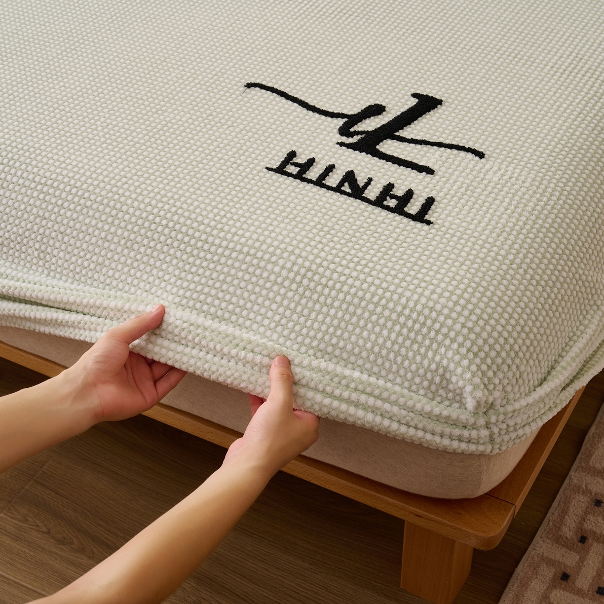 91家纺网 家纺一手货源 找家纺 早晨家纺 2025新款深蓝款高克重牛奶绒阳离子提花单床笠 深蓝-绿