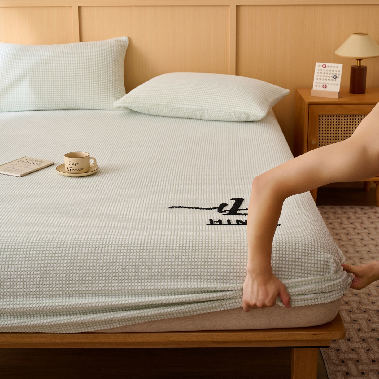 91家纺网 家纺一手货源 找家纺 早晨家纺 2025新款深蓝款高克重牛奶绒阳离子提花单床笠 深蓝-绿