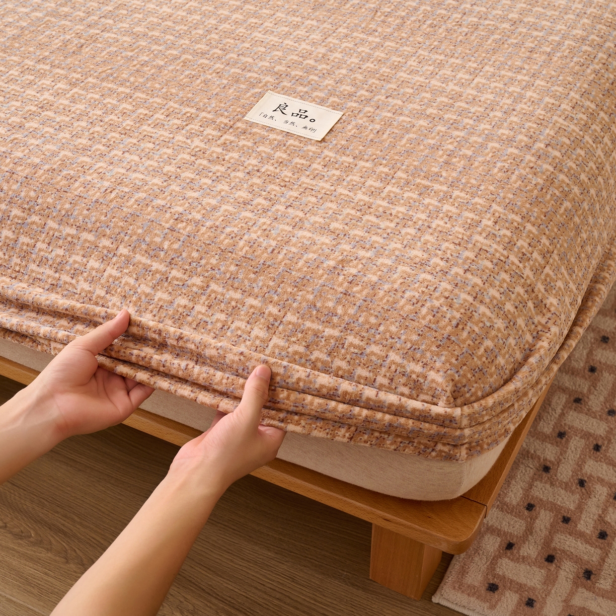 91家纺网 家纺一手货源 找家纺 早晨家纺 2025新款野牧款高克重牛奶绒印花单床笠 野牧-香风驼