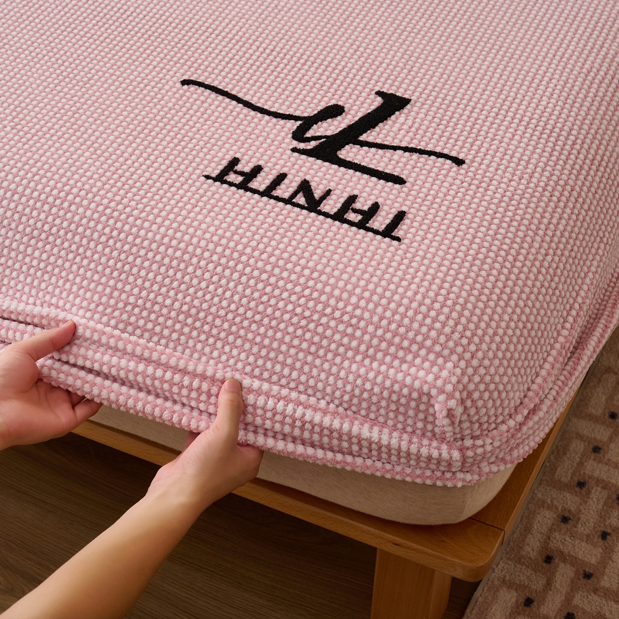 91家纺网 家纺一手货源 找家纺 早晨家纺 2025新款深蓝款高克重牛奶绒阳离子提花单床笠 深蓝-豆沙