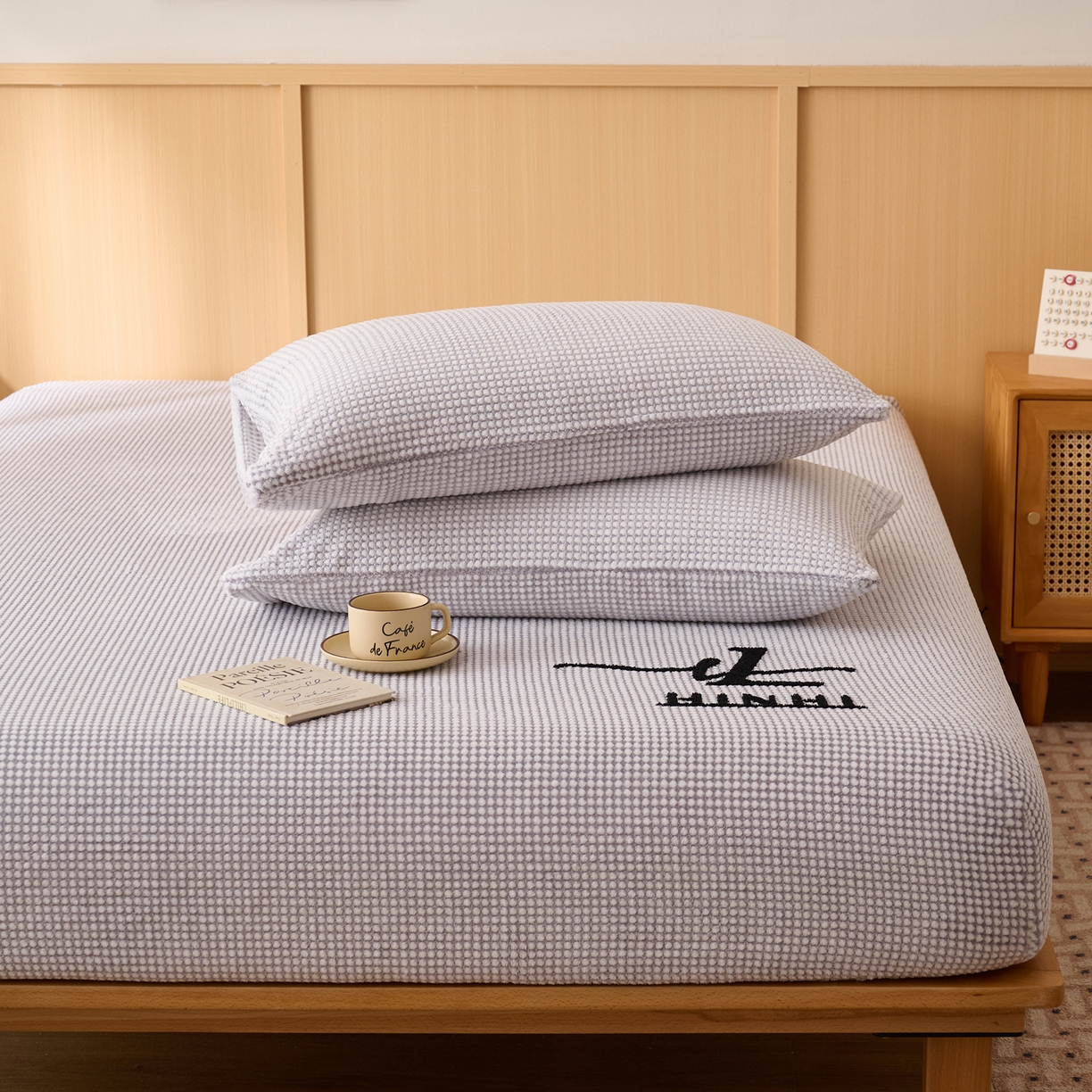 91家纺网 家纺一手货源 找家纺 早晨家纺 2025新款深蓝款高克重牛奶绒阳离子提花单床笠 深蓝-灰