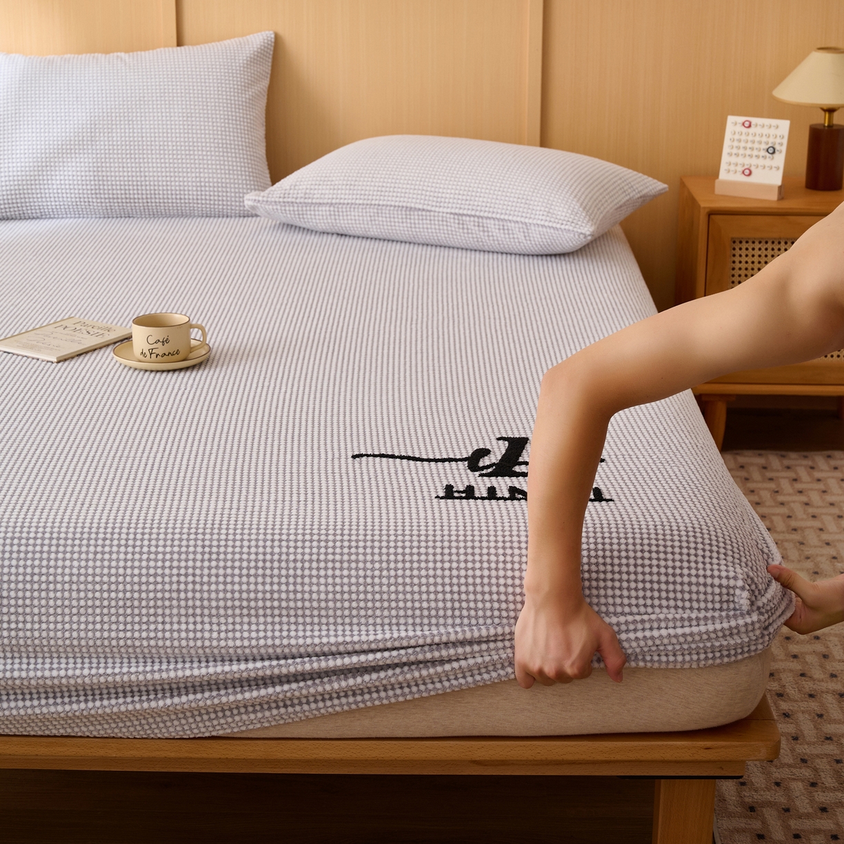 91家纺网 家纺一手货源 找家纺 早晨家纺 2025新款深蓝款高克重牛奶绒阳离子提花单床笠 深蓝-灰