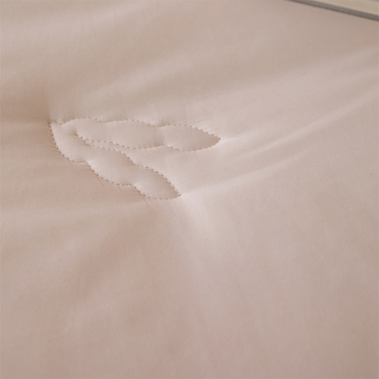 91家纺网 家纺一手货源 找家纺 （总）头等舱 2025新款全棉60支纯色A类30大豆7A抗菌立体被（空镜图）