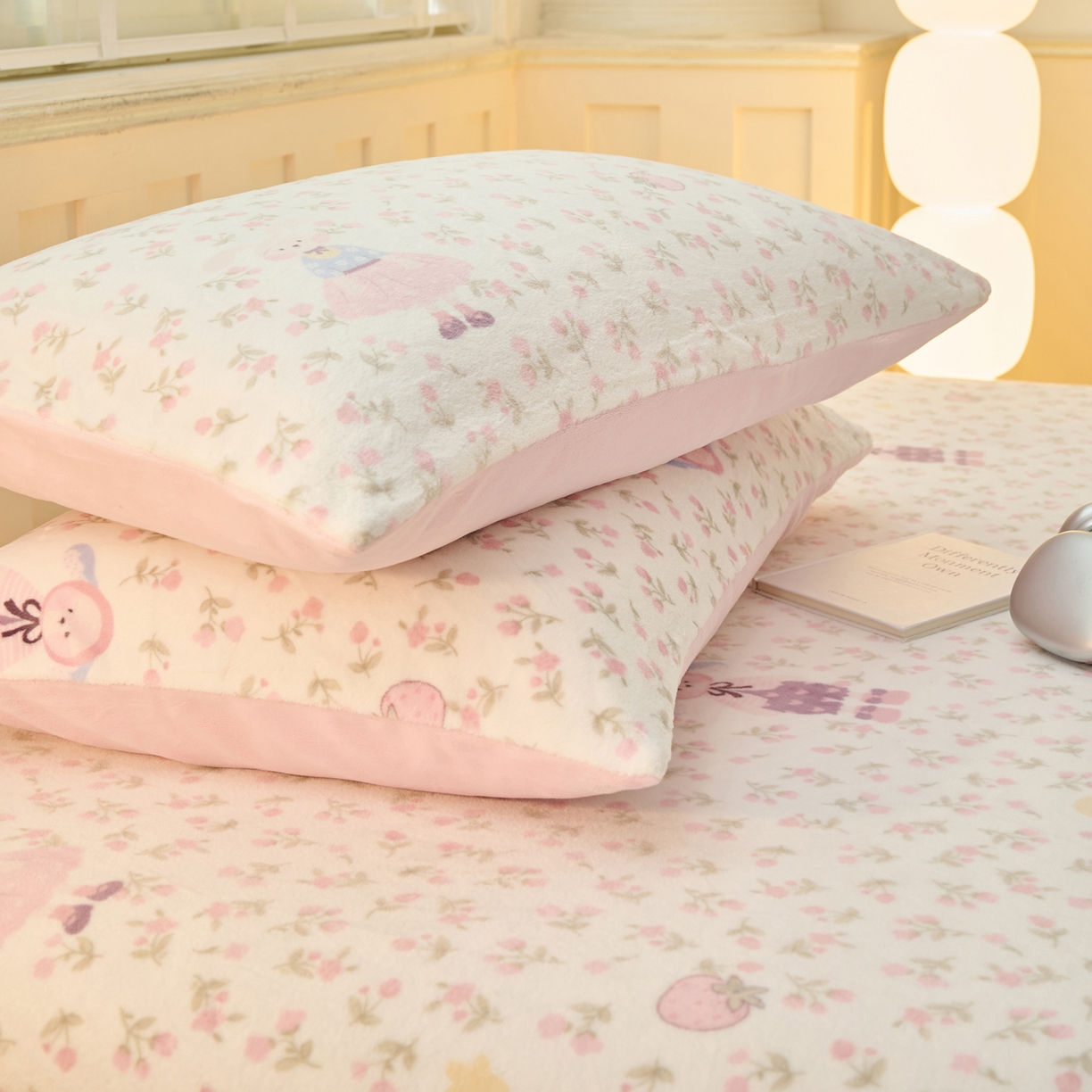 91家纺网 家纺一手货源 找家纺 早晨家纺 2025新款卡通印花高克重牛奶绒印花单床笠 花兔谣