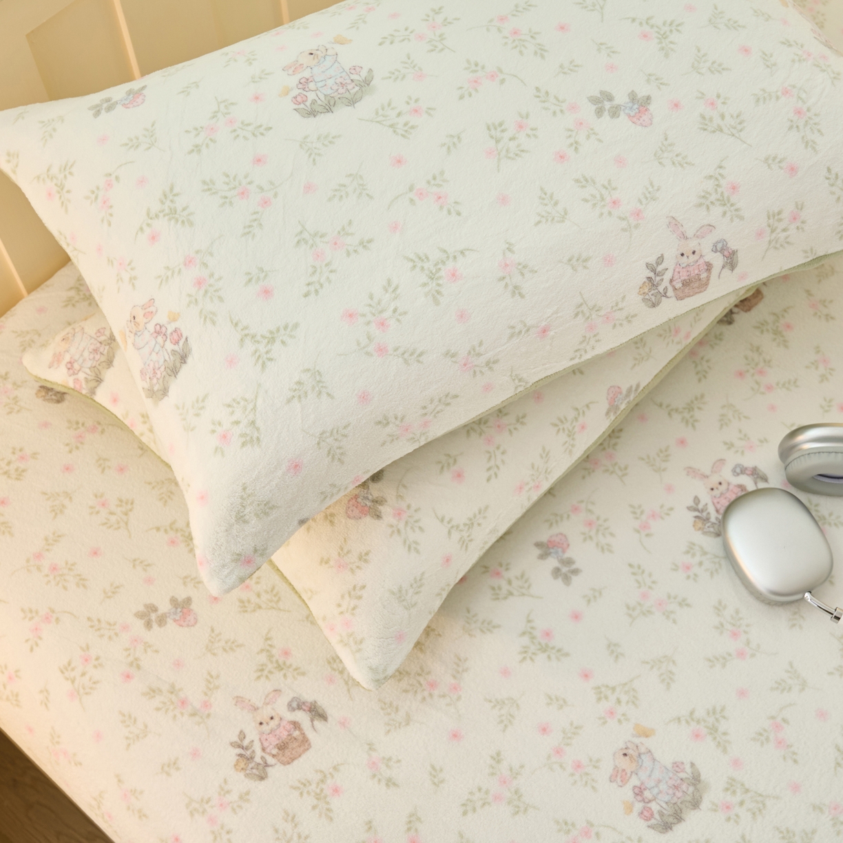 91家纺网 家纺一手货源 找家纺 早晨家纺 2025新款卡通印花高克重牛奶绒印花单床笠 花兔语