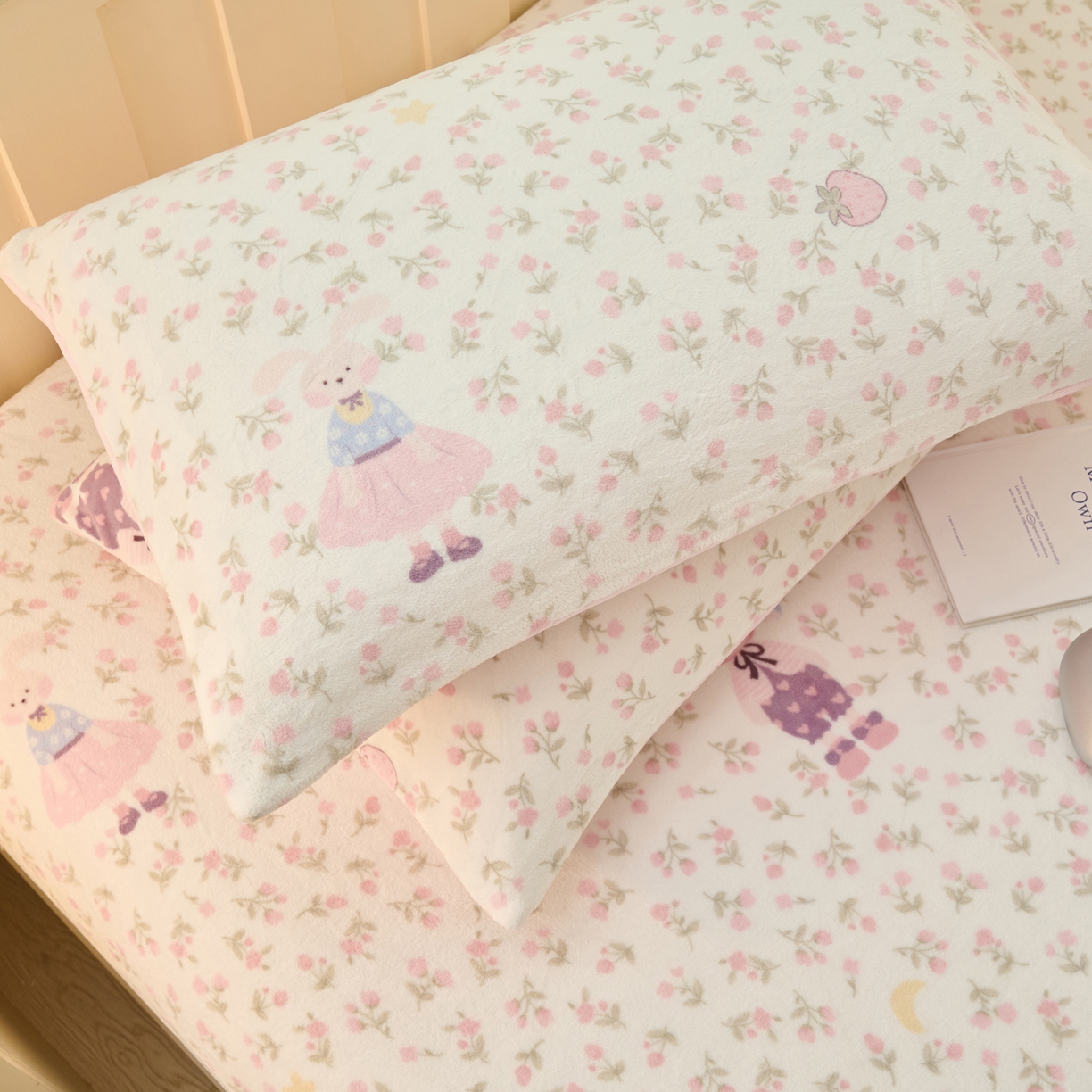 91家纺网 家纺一手货源 找家纺 早晨家纺 2025新款卡通印花高克重牛奶绒印花单床笠 花兔谣