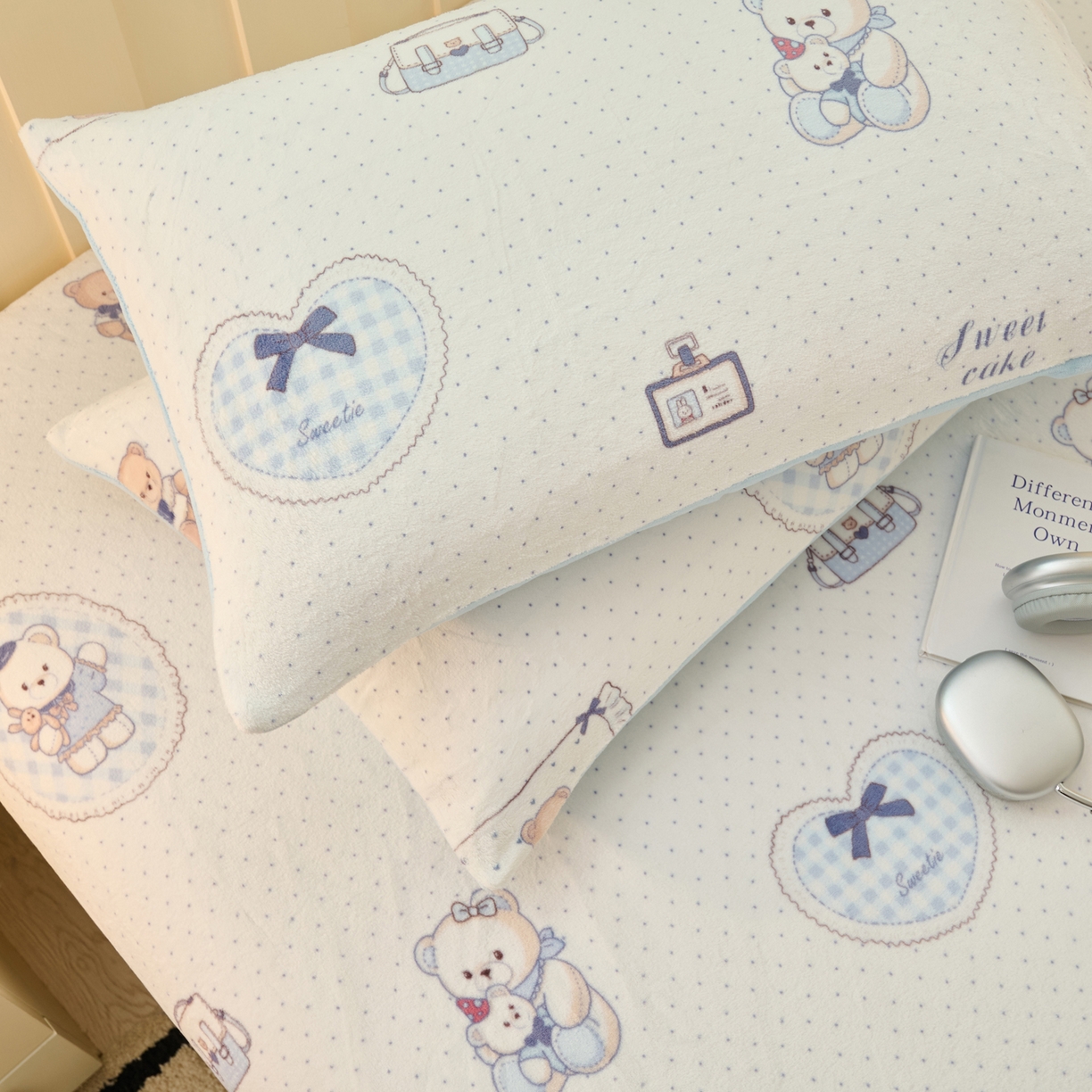 91家纺网 家纺一手货源 找家纺 早晨家纺 2025新款卡通印花高克重牛奶绒印花单床笠 甜熊记