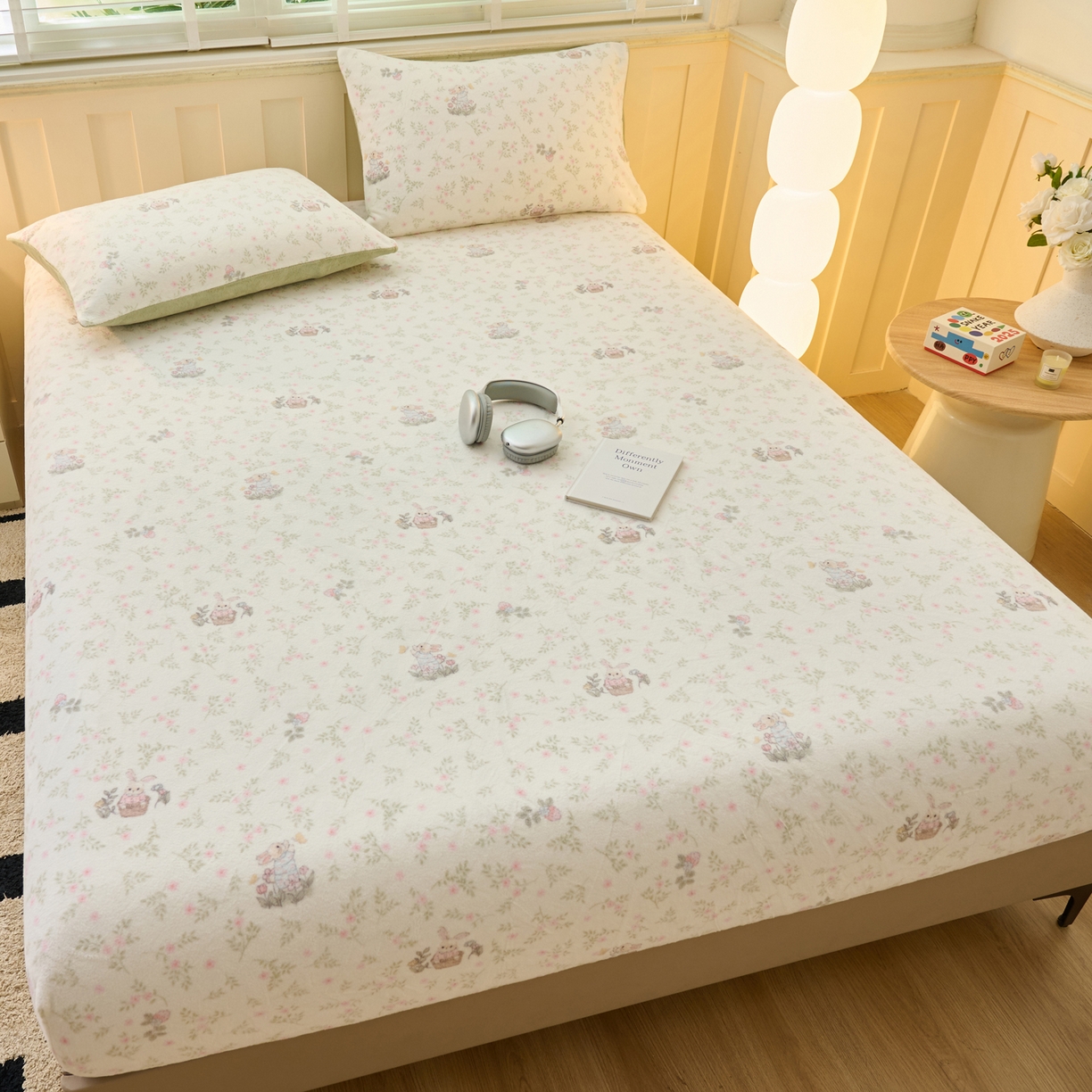 91家纺网 家纺一手货源 找家纺 早晨家纺 2025新款卡通印花高克重牛奶绒印花单床笠 花兔语