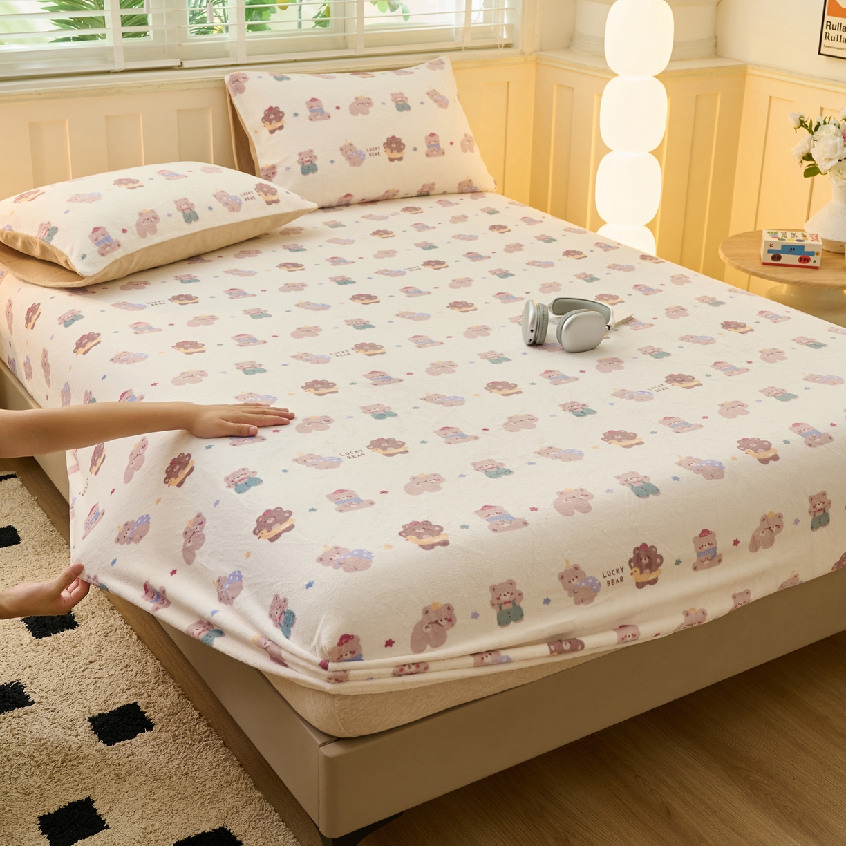 91家纺网 家纺一手货源 找家纺 早晨家纺 2025新款卡通印花高克重牛奶绒印花单床笠 萌熊集