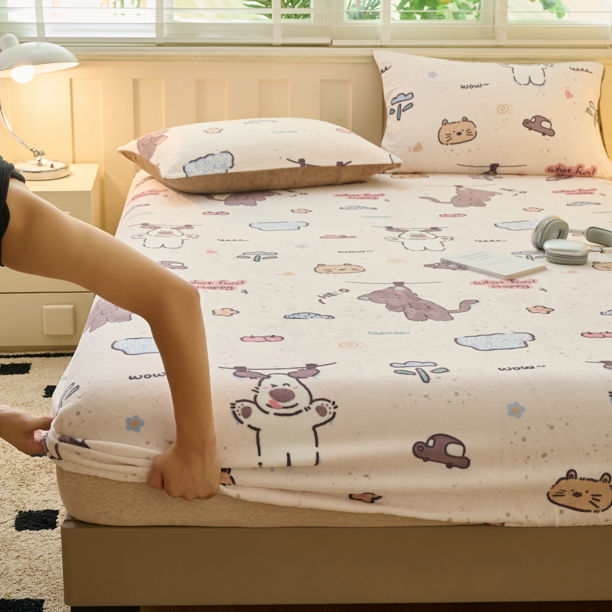 91家纺网 家纺一手货源 找家纺 早晨家纺 2025新款卡通印花高克重牛奶绒印花单床笠 萌趣屋