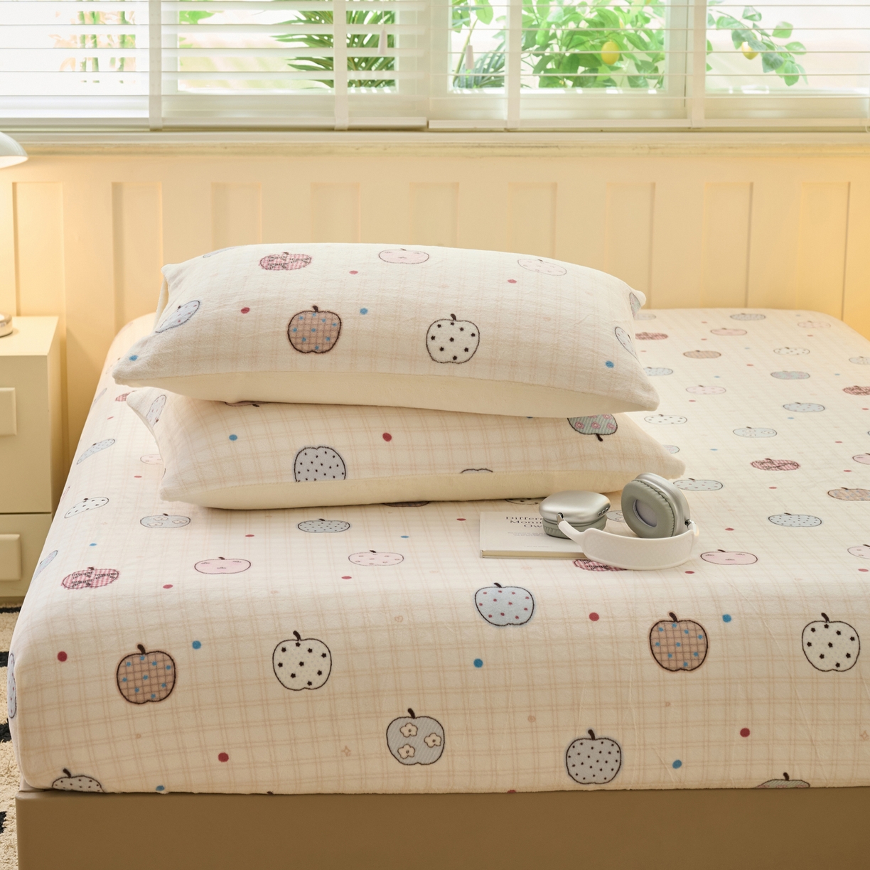 91家纺网 家纺一手货源 找家纺 早晨家纺 2025新款卡通印花高克重牛奶绒印花单床笠 甜果绘