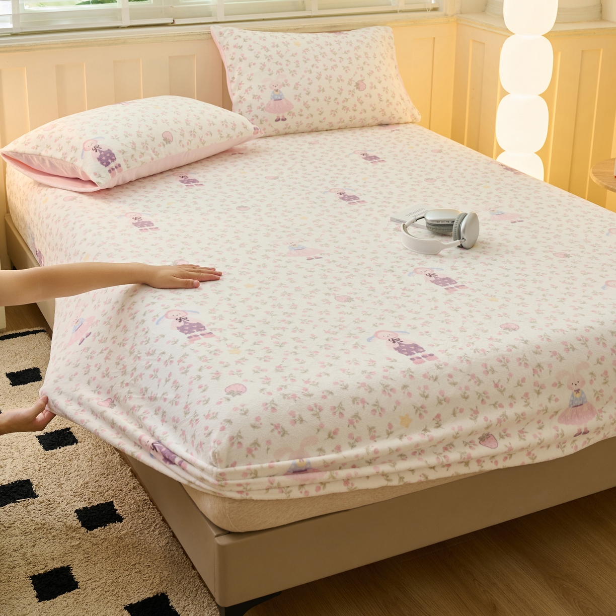 91家纺网 家纺一手货源 找家纺 早晨家纺 2025新款卡通印花高克重牛奶绒印花单床笠 花兔谣