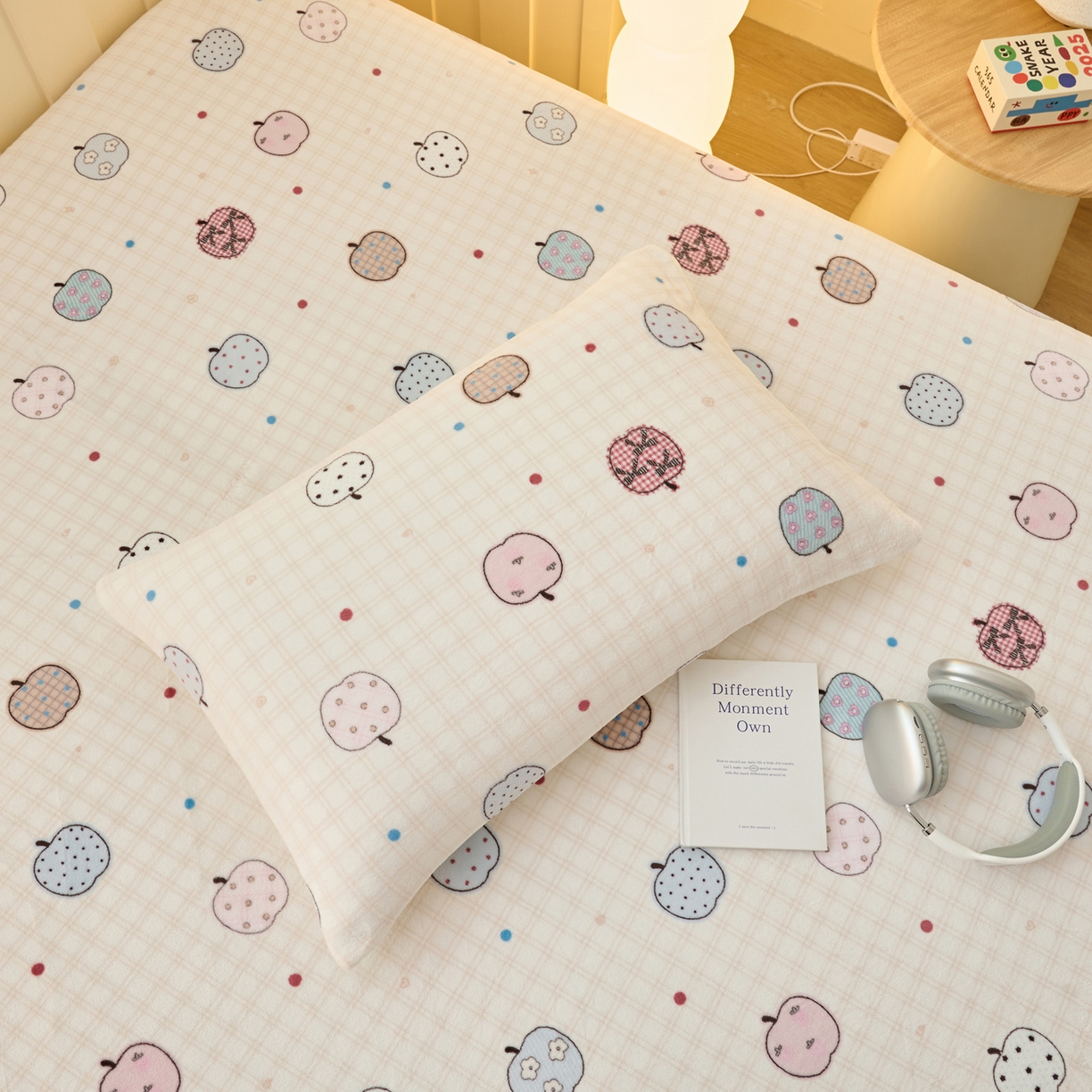 91家纺网 家纺一手货源 找家纺 早晨家纺 2025新款卡通印花高克重牛奶绒印花单床笠 甜果绘