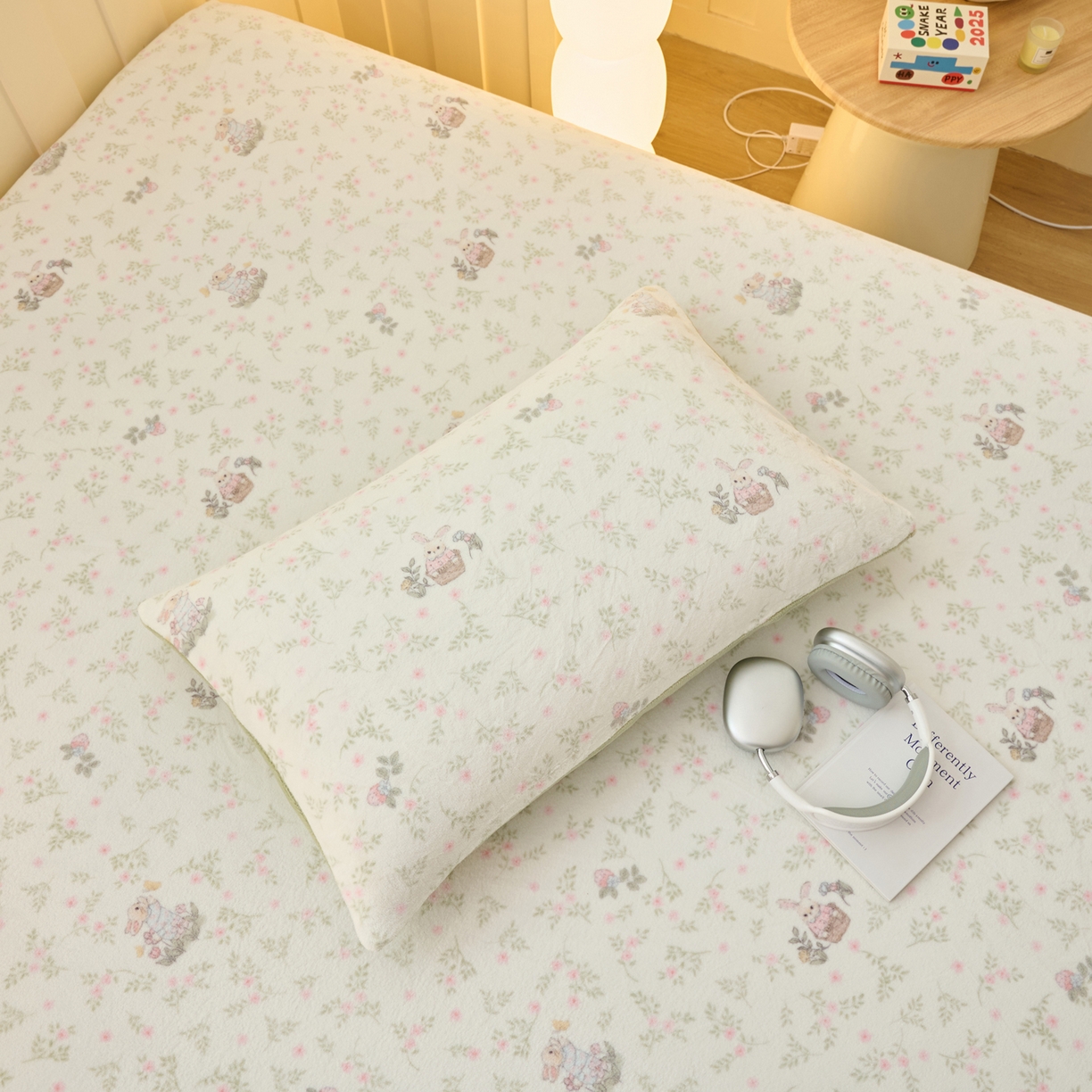 91家纺网 家纺一手货源 找家纺 早晨家纺 2025新款卡通印花高克重牛奶绒印花单床笠 花兔语