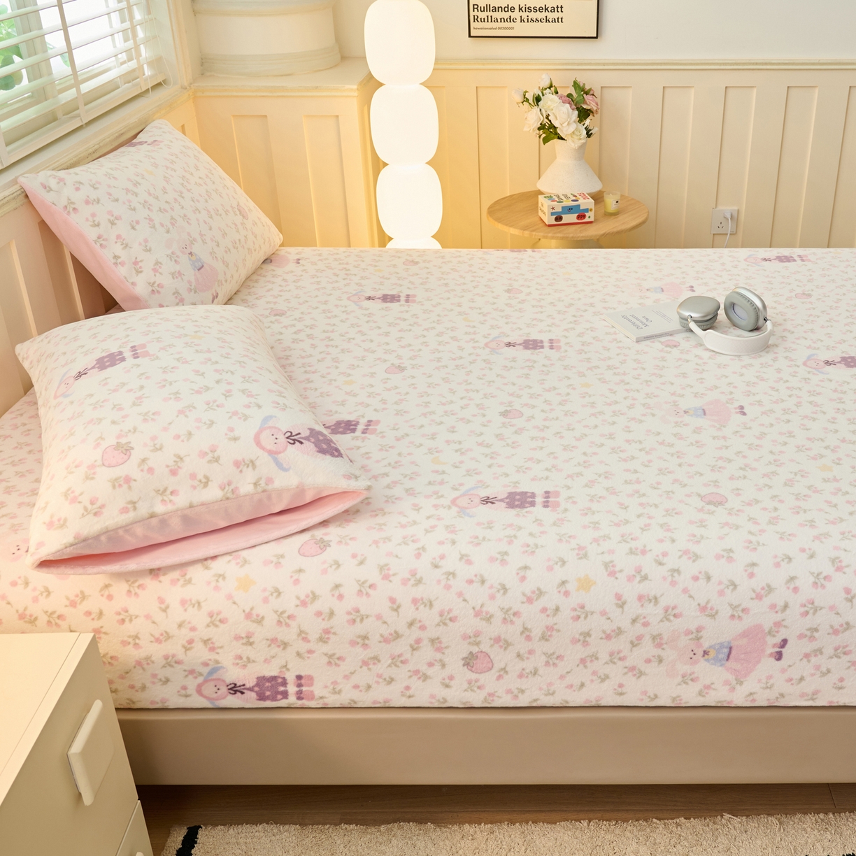 91家纺网 家纺一手货源 找家纺 早晨家纺 2025新款卡通印花高克重牛奶绒印花单床笠 花兔谣