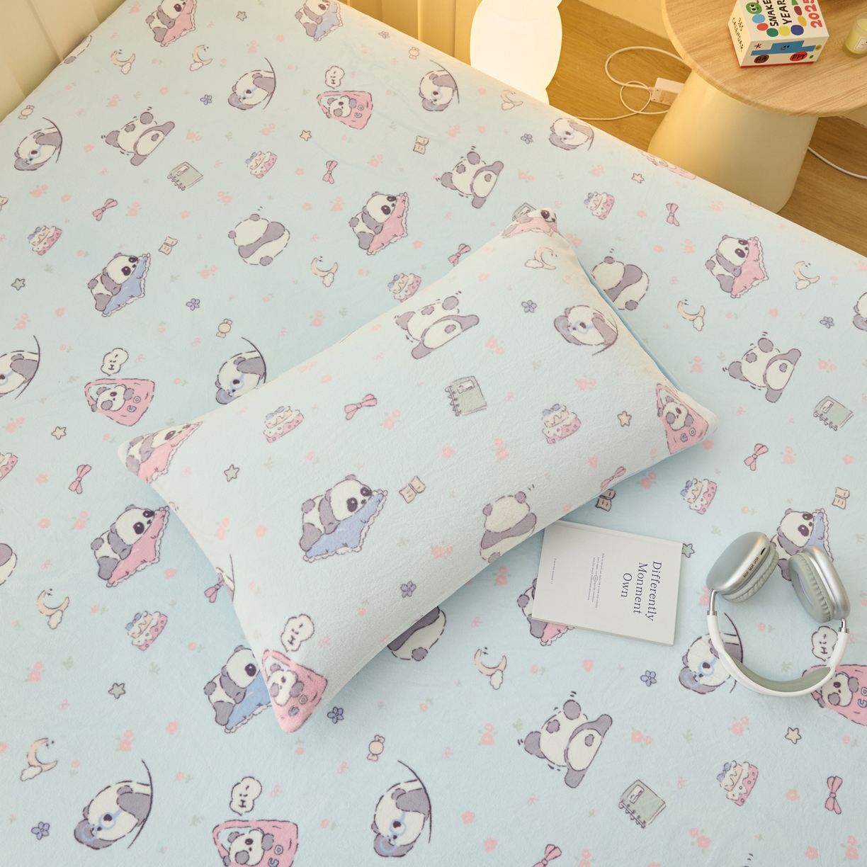 91家纺网 家纺一手货源 找家纺 早晨家纺 2025新款卡通印花高克重牛奶绒印花单床笠 胖达园