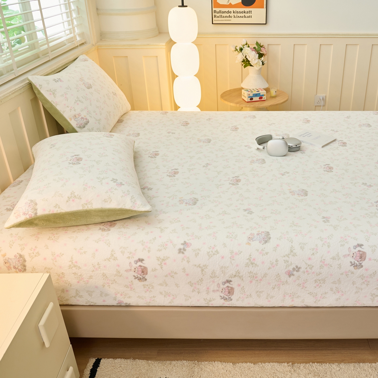 91家纺网 家纺一手货源 找家纺 早晨家纺 2025新款卡通印花高克重牛奶绒印花单床笠 花兔语