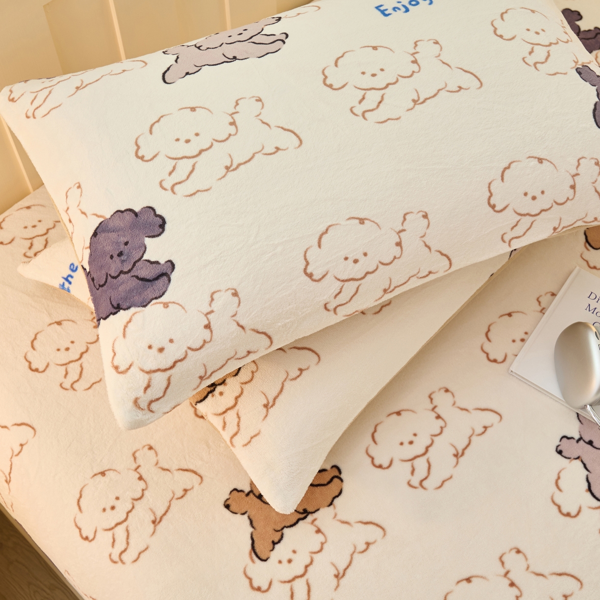 91家纺网 家纺一手货源 找家纺 早晨家纺 2025新款卡通印花高克重牛奶绒印花单床笠 萌犬集