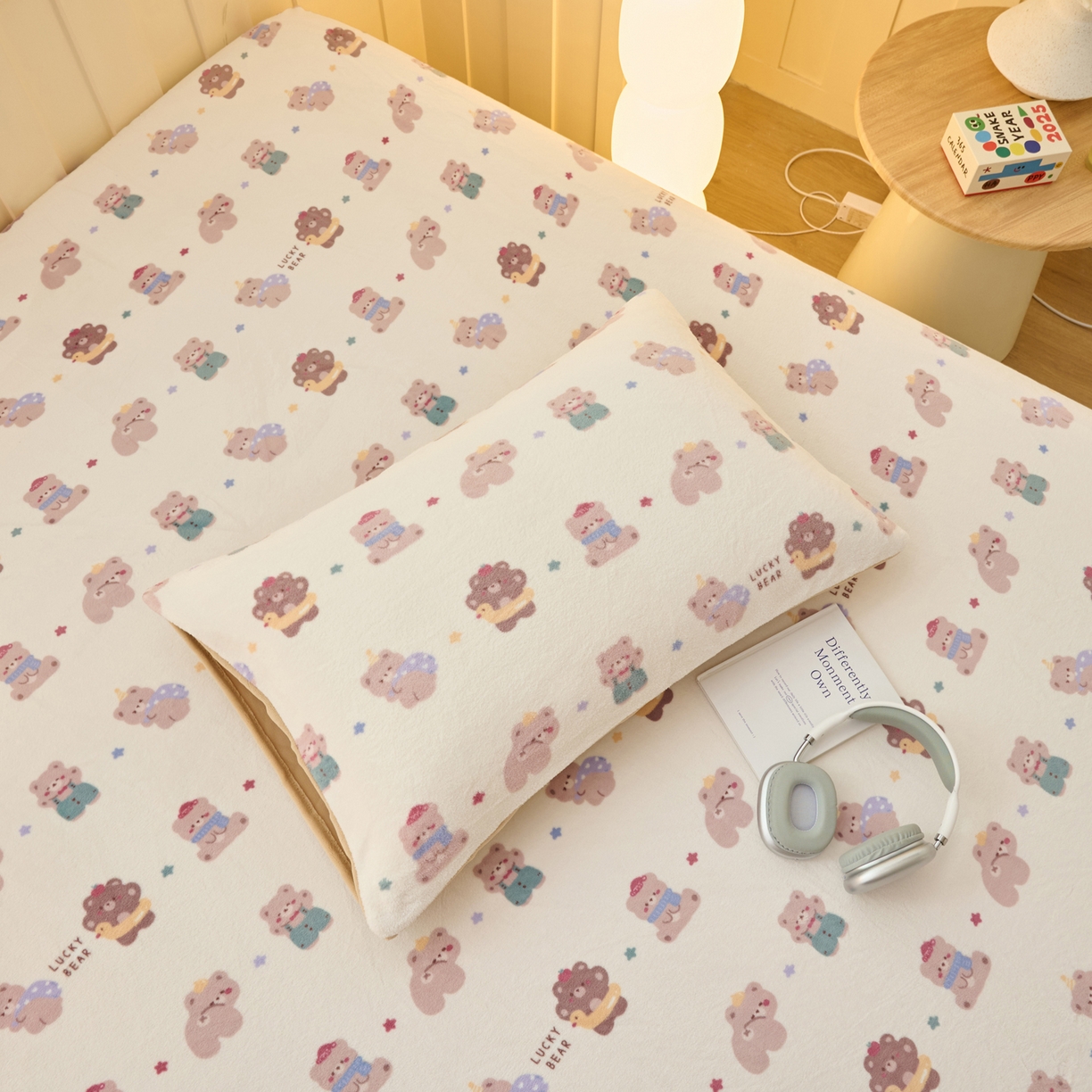 91家纺网 家纺一手货源 找家纺 早晨家纺 2025新款卡通印花高克重牛奶绒印花单床笠 萌熊集