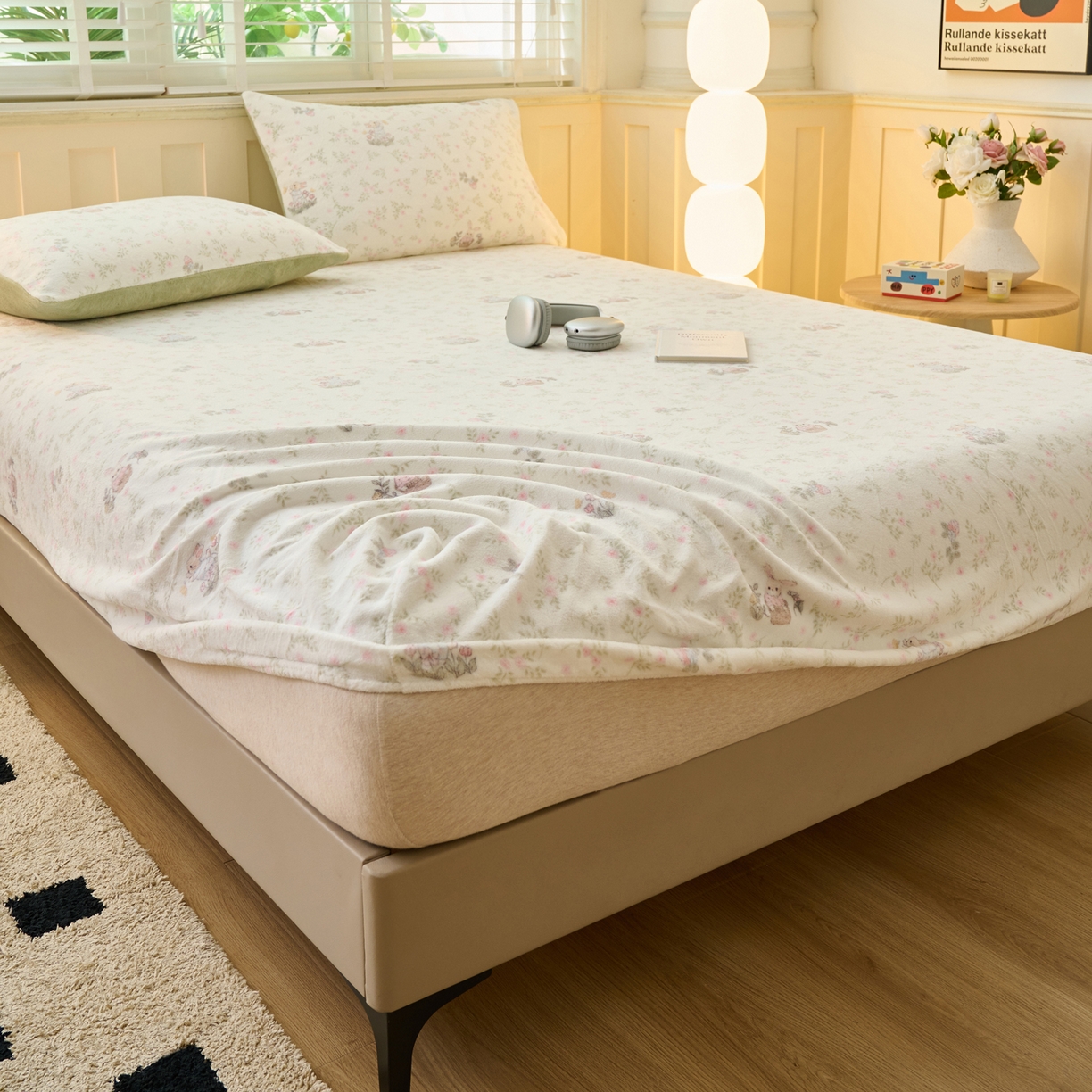 91家纺网 家纺一手货源 找家纺 早晨家纺 2025新款卡通印花高克重牛奶绒印花单床笠 花兔语