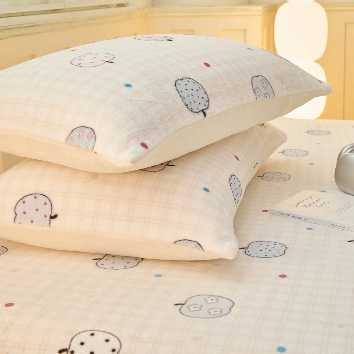 91家纺网 家纺一手货源 找家纺 早晨家纺 2025新款卡通印花高克重牛奶绒印花单床笠 甜果绘