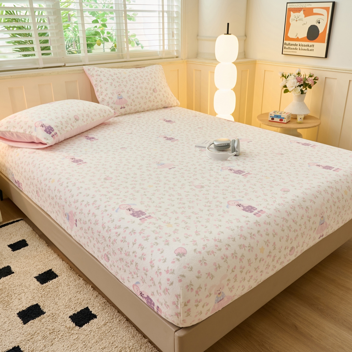 91家纺网 家纺一手货源 找家纺 早晨家纺 2025新款卡通印花高克重牛奶绒印花单床笠 花兔谣