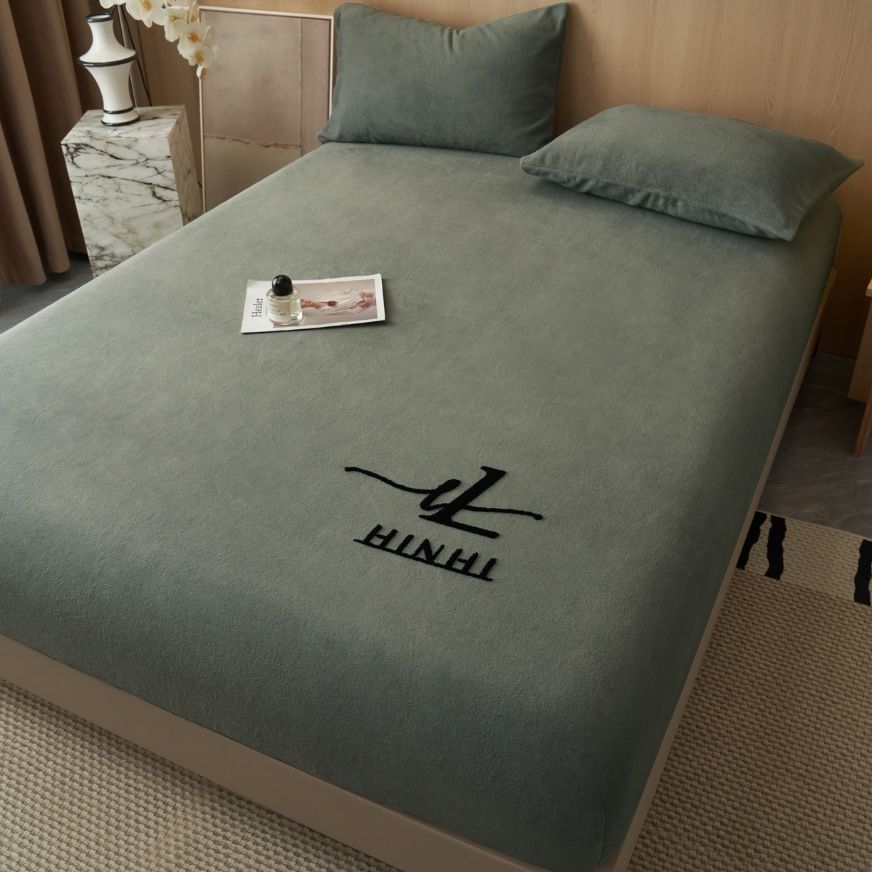 91家纺网 家纺一手货源 找家纺 早晨家纺 2025新款牛奶绒纯色毛巾绣暖绒床笠 时尚-高级灰