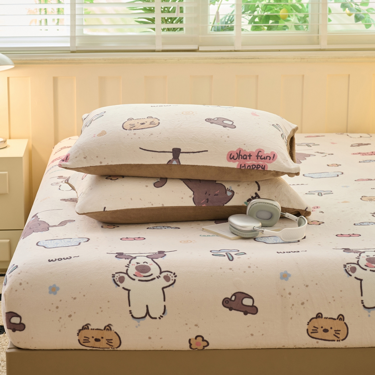 91家纺网 家纺一手货源 找家纺 早晨家纺 2025新款卡通印花高克重牛奶绒印花单床笠 萌趣屋