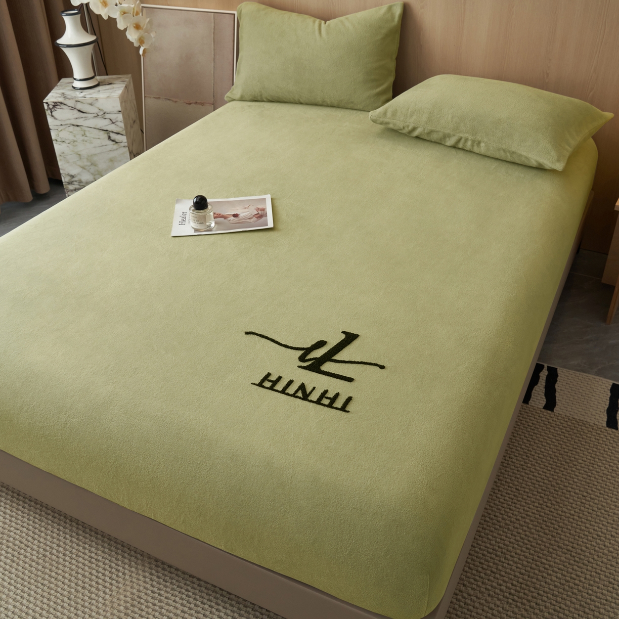91家纺网 家纺一手货源 找家纺 早晨家纺 2025新款牛奶绒纯色毛巾绣暖绒床笠 时尚-草绿