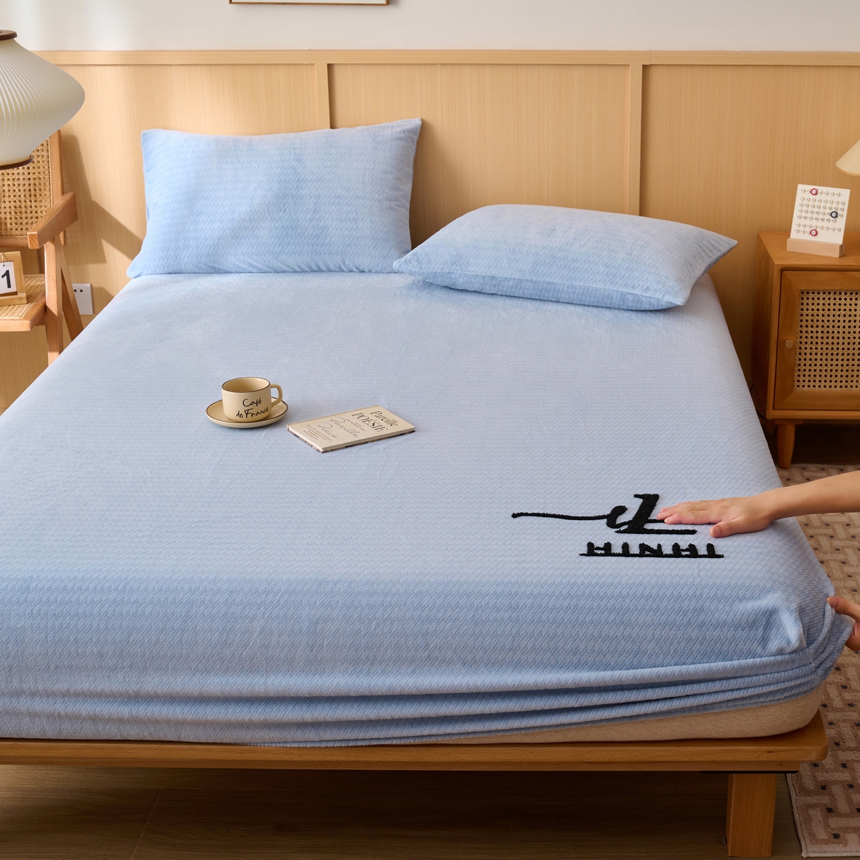 91家纺网 家纺一手货源 找家纺 早晨家纺 2025新款流星款高克重牛奶绒阳离子提花兔毛单床笠 流星-雾蓝