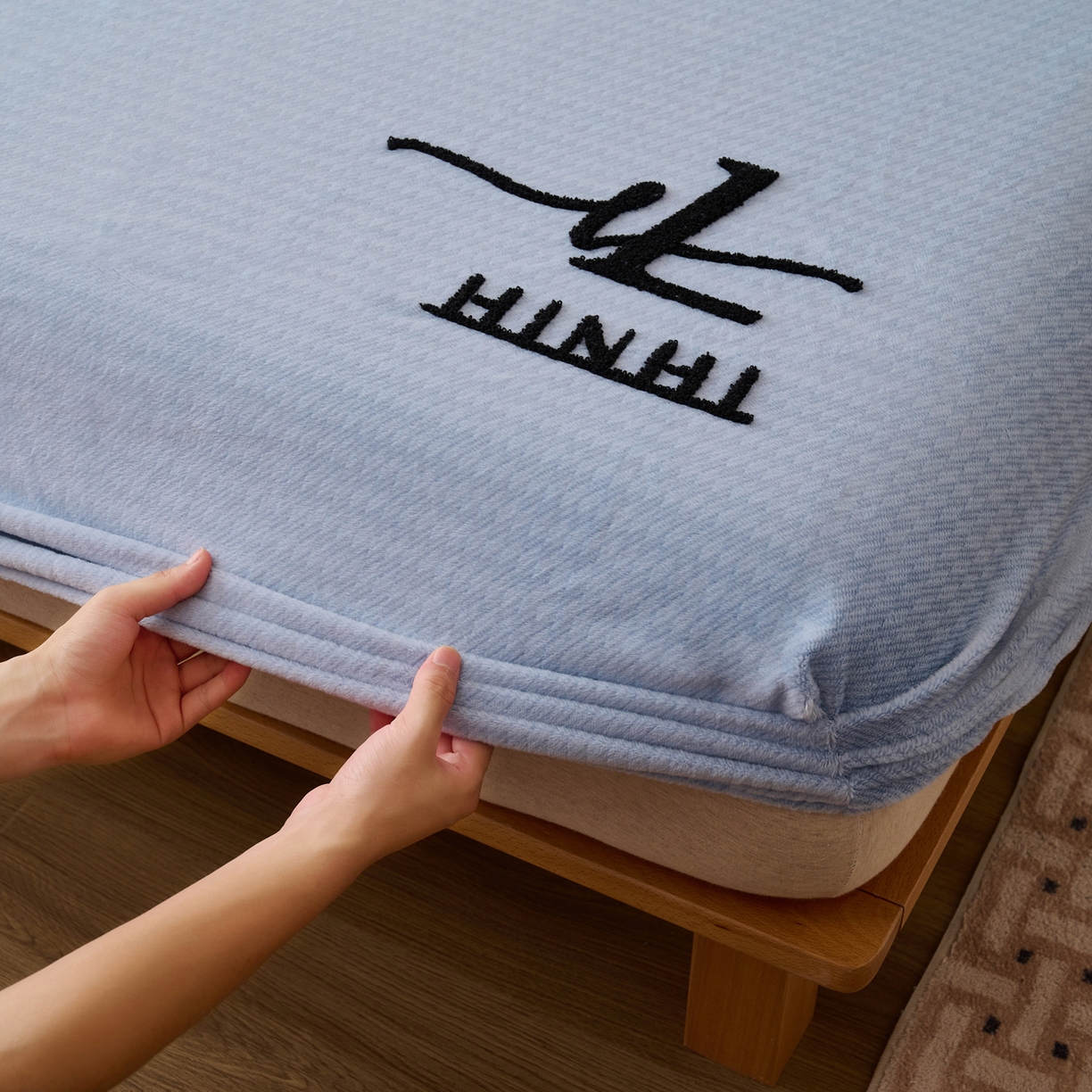 91家纺网 家纺一手货源 找家纺 早晨家纺 2025新款流星款高克重牛奶绒阳离子提花兔毛单床笠 流星-雾蓝