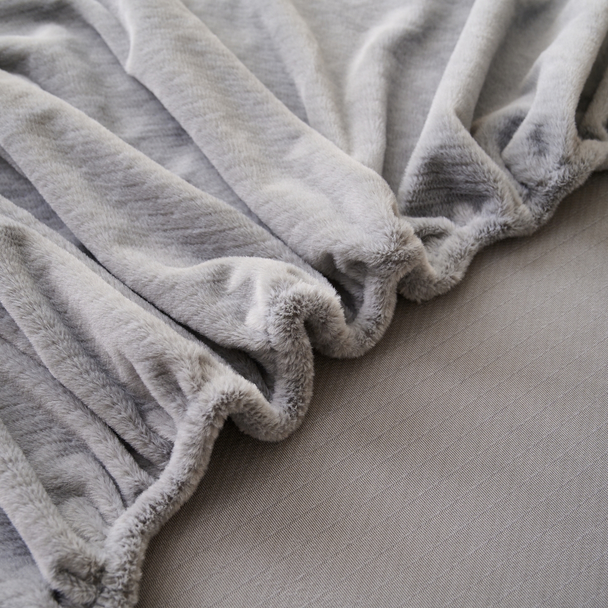 91家纺网 家纺一手货源 找家纺 早晨家纺 2025新款流星款高克重牛奶绒阳离子提花兔毛单床笠 流星-银灰