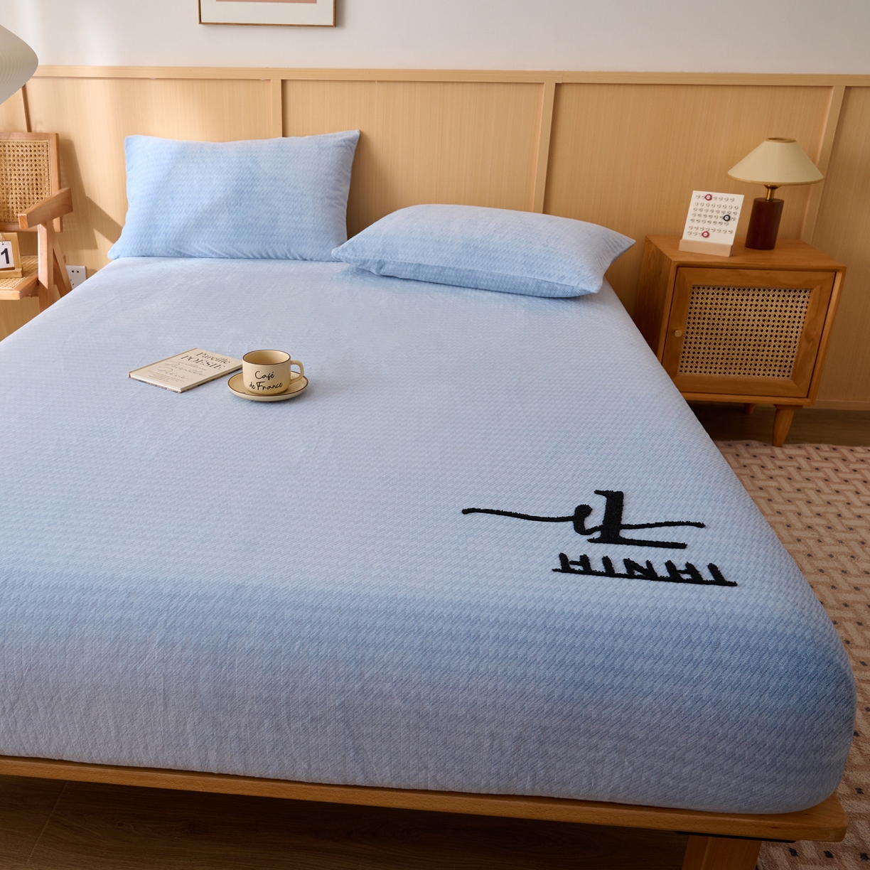 91家纺网 家纺一手货源 找家纺 早晨家纺 2025新款流星款高克重牛奶绒阳离子提花兔毛单床笠 流星-雾蓝