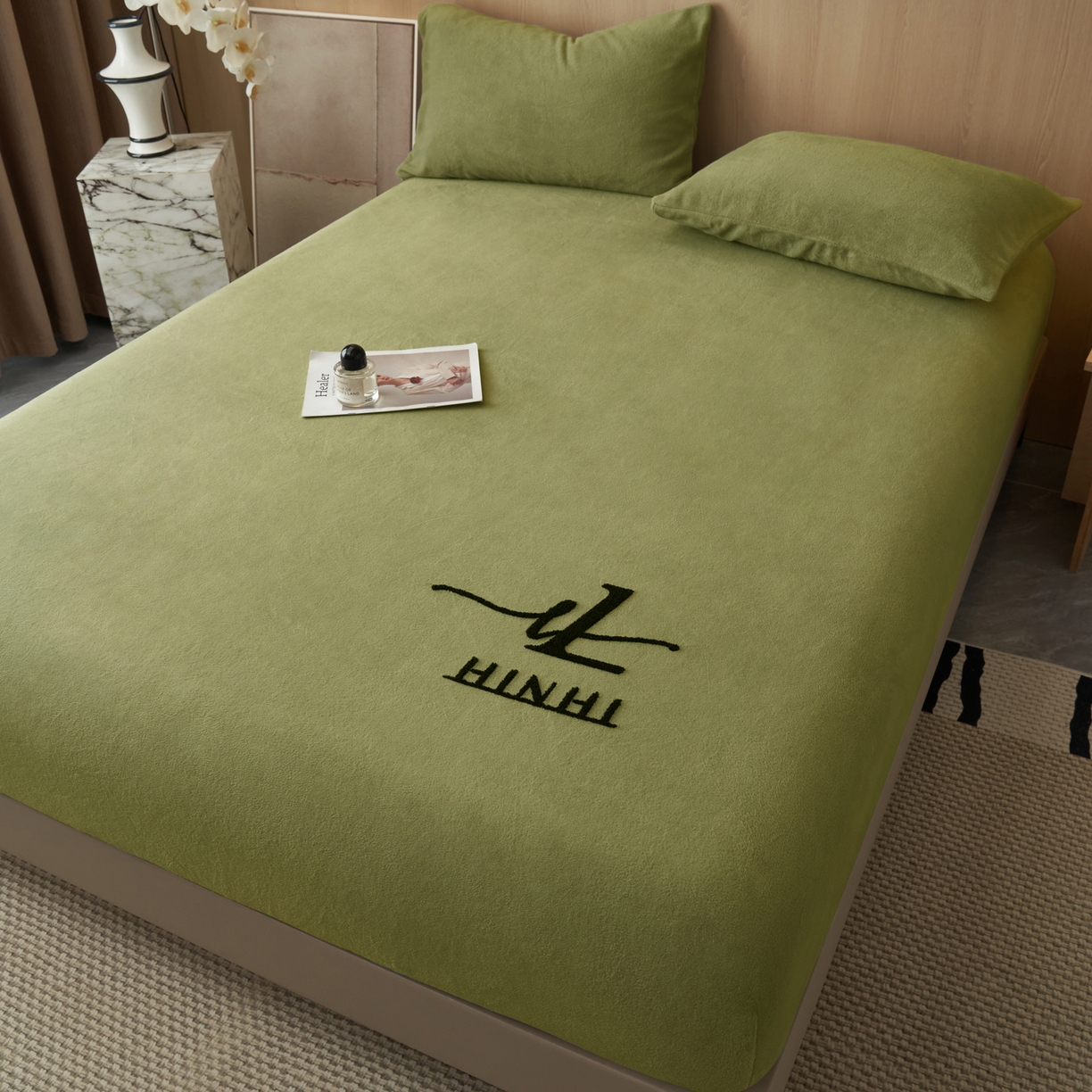 91家纺网 家纺一手货源 找家纺 早晨家纺 2025新款牛奶绒纯色毛巾绣暖绒床笠 时尚-橄榄绿