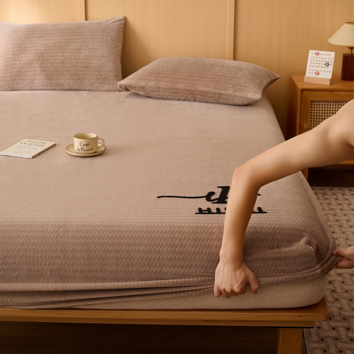 91家纺网 家纺一手货源 找家纺 早晨家纺 2025新款流星款高克重牛奶绒阳离子提花兔毛单床笠 流星-奶茶咖