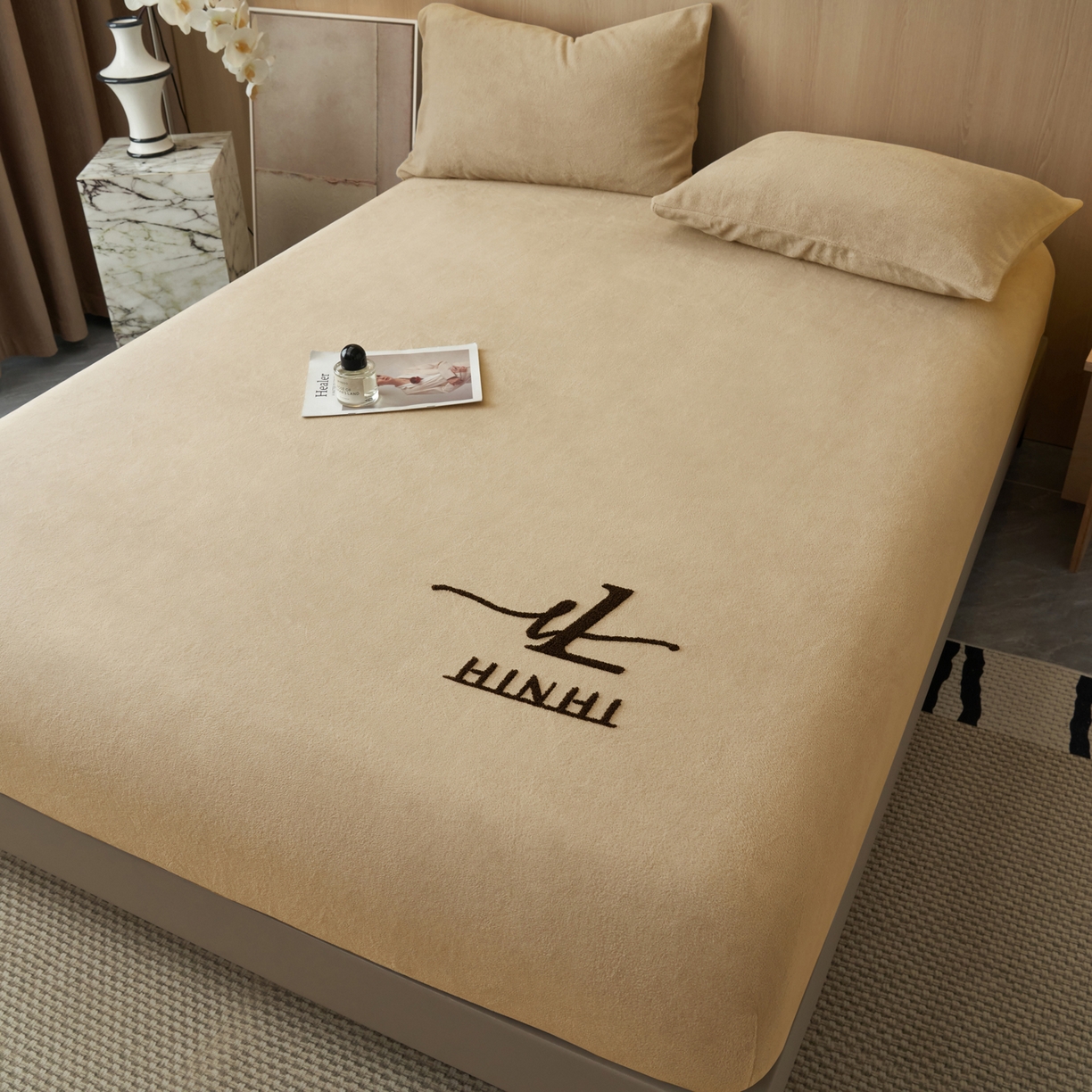 91家纺网 家纺一手货源 找家纺 早晨家纺 2025新款牛奶绒纯色毛巾绣暖绒床笠 时尚-米驼