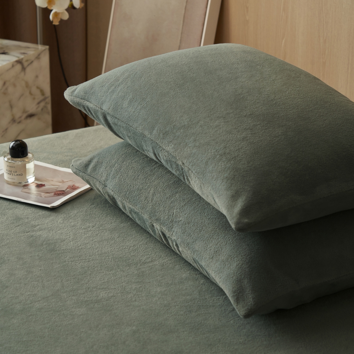 91家纺网 家纺一手货源 找家纺 早晨家纺 2025新款牛奶绒纯色毛巾绣暖绒床笠 时尚-高级灰