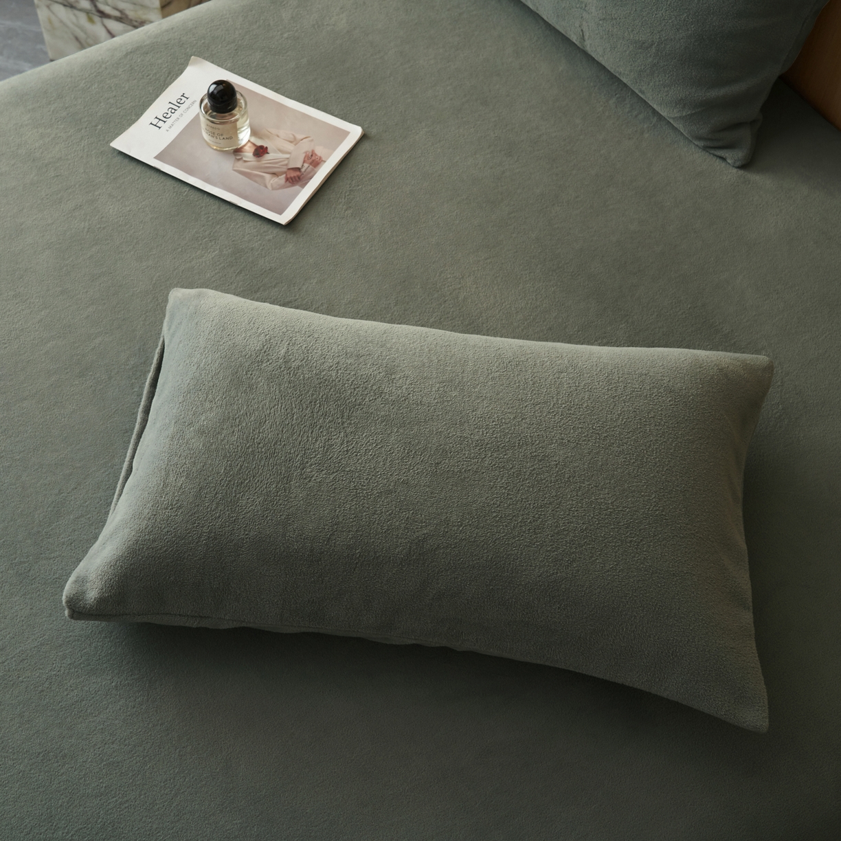 91家纺网 家纺一手货源 找家纺 早晨家纺 2025新款牛奶绒纯色毛巾绣暖绒床笠 时尚-高级灰