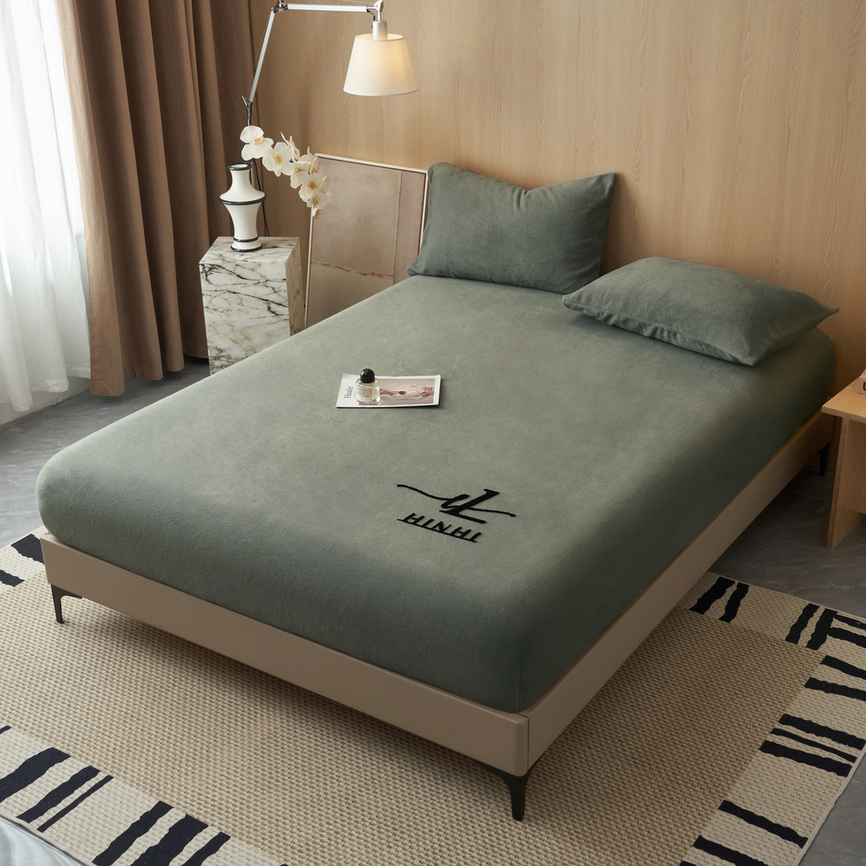 91家纺网 家纺一手货源 找家纺 早晨家纺 2025新款牛奶绒纯色毛巾绣暖绒床笠 时尚-高级灰