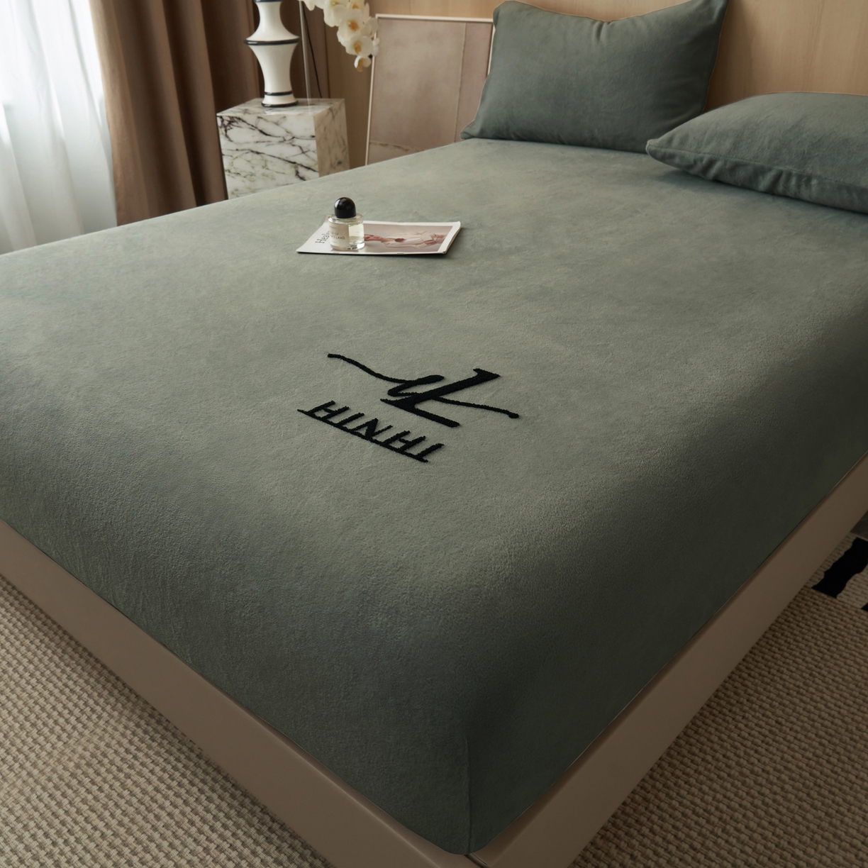 91家纺网 家纺一手货源 找家纺 早晨家纺 2025新款牛奶绒纯色毛巾绣暖绒床笠 时尚-高级灰