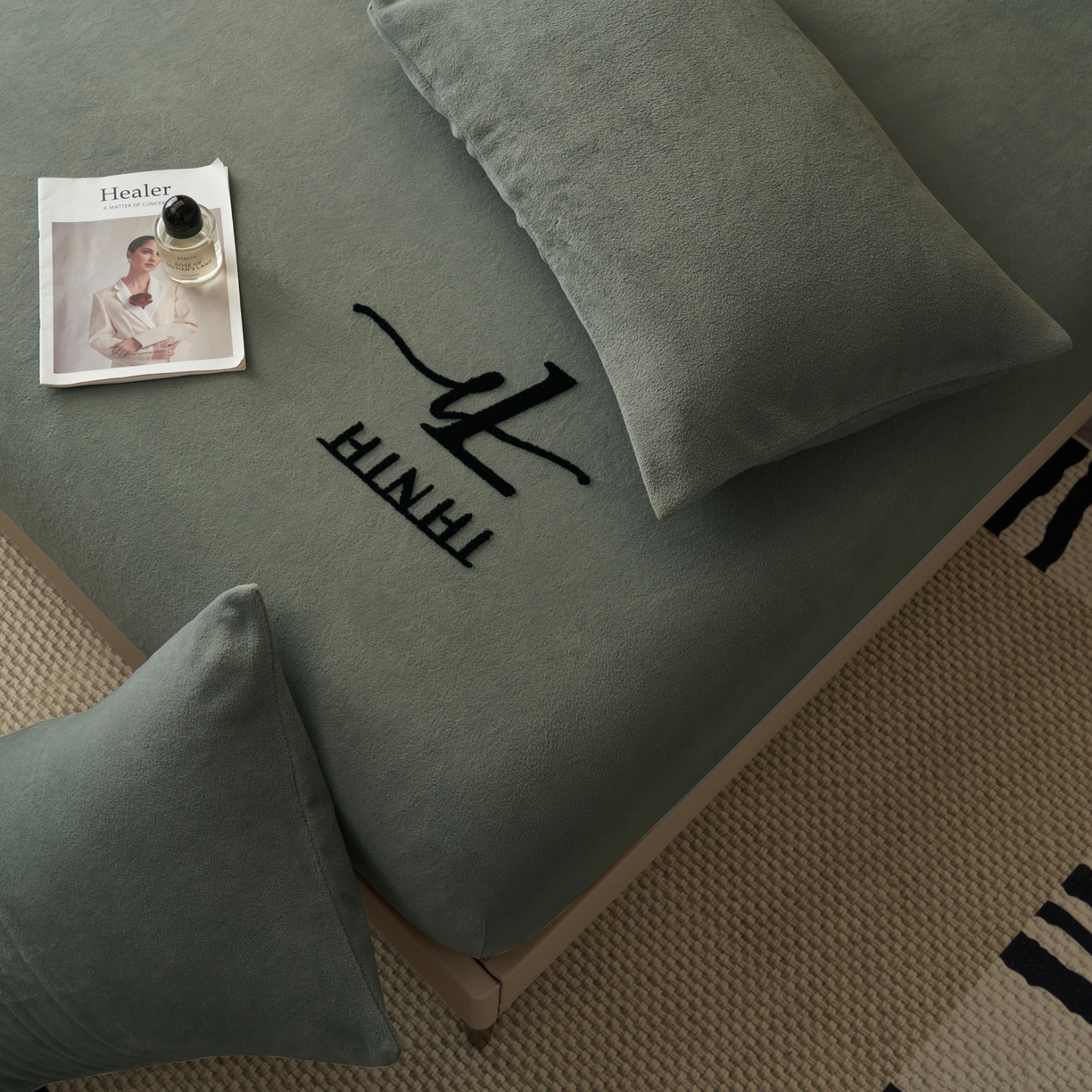 91家纺网 家纺一手货源 找家纺 早晨家纺 2025新款牛奶绒纯色毛巾绣暖绒床笠 时尚-高级灰