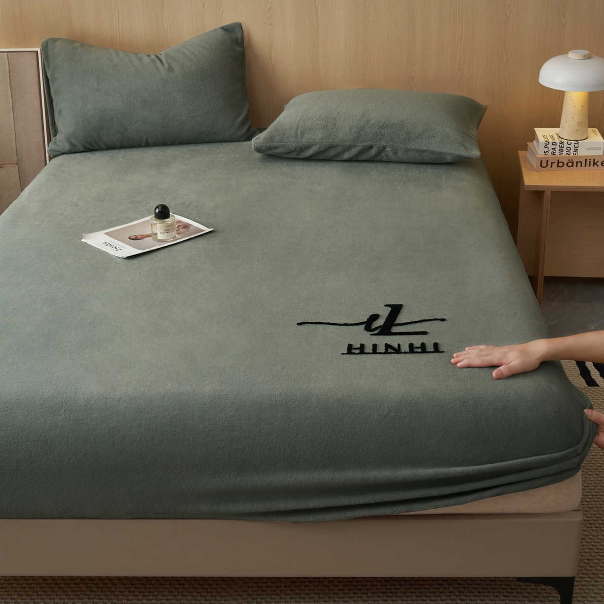 91家纺网 家纺一手货源 找家纺 早晨家纺 2025新款牛奶绒纯色毛巾绣暖绒床笠 时尚-高级灰