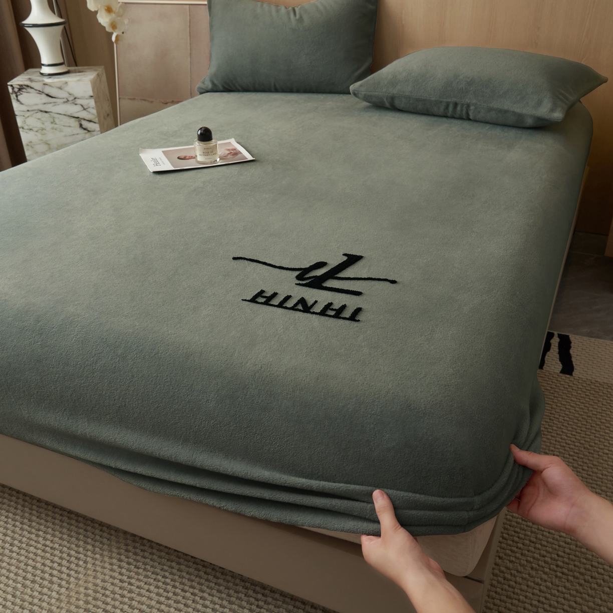 91家纺网 家纺一手货源 找家纺 早晨家纺 2025新款牛奶绒纯色毛巾绣暖绒床笠 时尚-高级灰