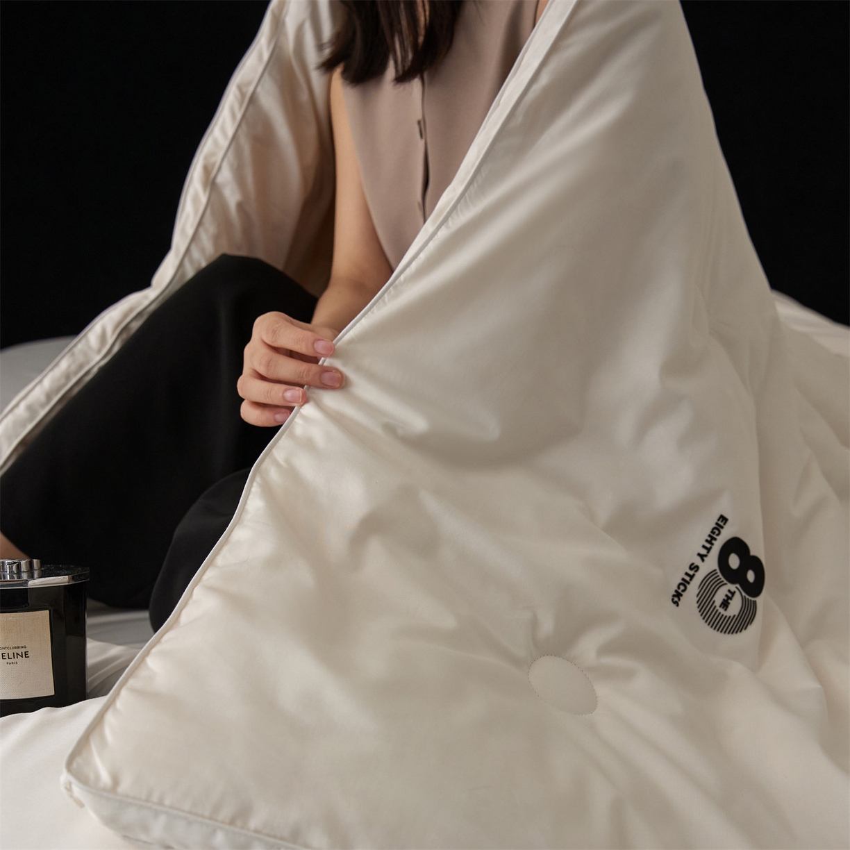 91家纺网 家纺一手货源 找家纺 （总）头等舱 2025新款全棉80支长绒棉纯色A类55大豆7A抗菌立体被（模特图）