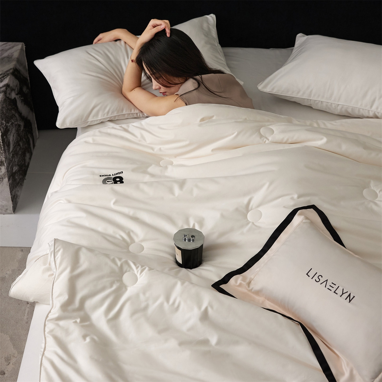 91家纺网 家纺一手货源 找家纺 （总）头等舱 2025新款全棉80支长绒棉纯色A类55大豆7A抗菌立体被（模特图）