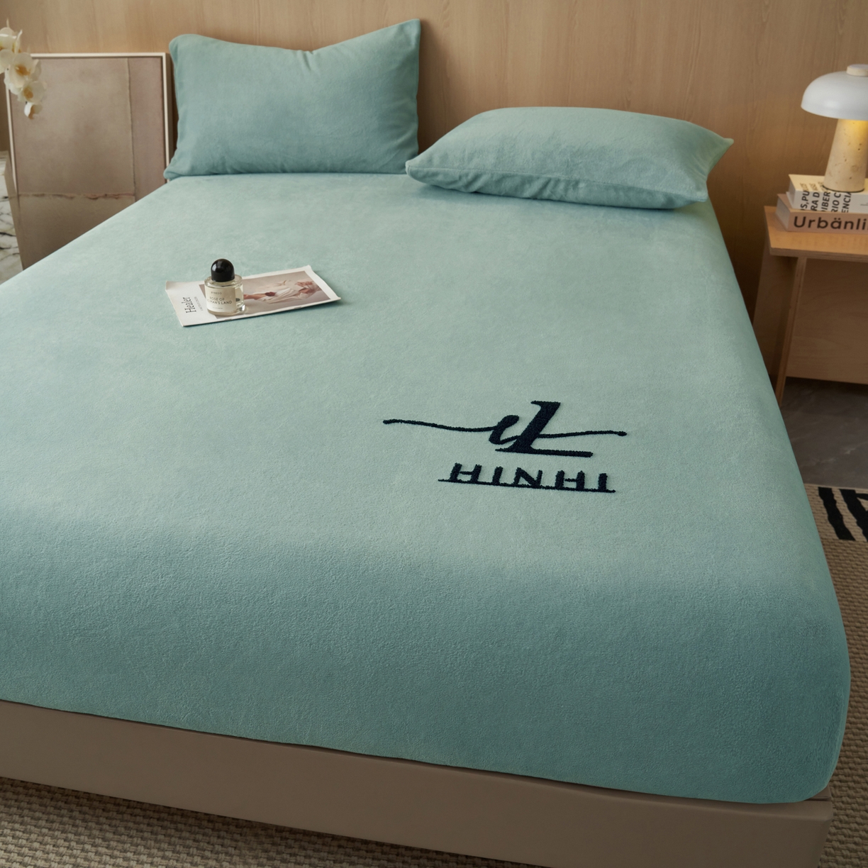 91家纺网 家纺一手货源 找家纺 早晨家纺 2025新款牛奶绒纯色毛巾绣暖绒床笠 时尚-宾利蓝